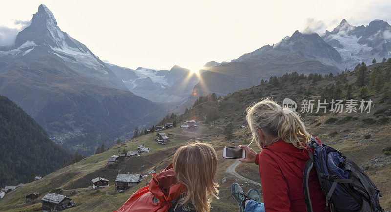 女性徒步旅行者在高山环境中放松