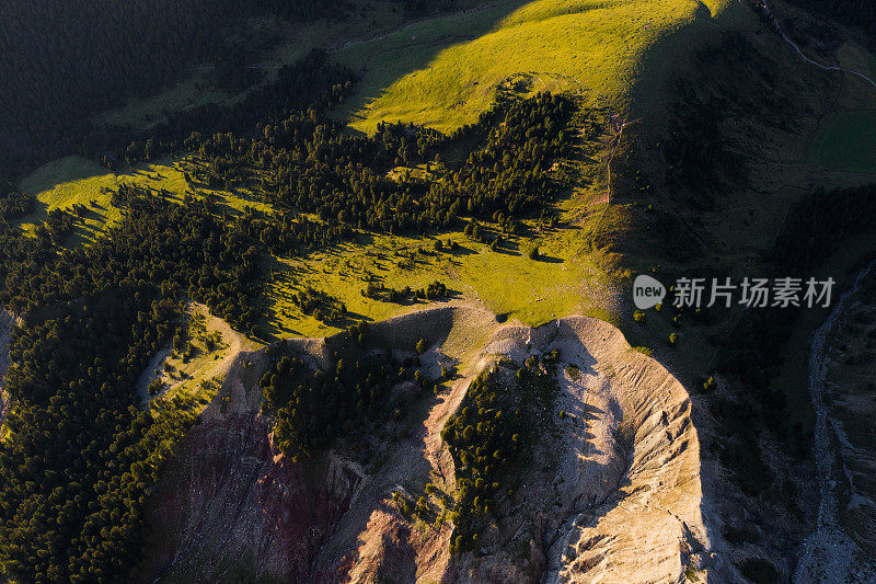 日落中的高山草甸，白云石山脉