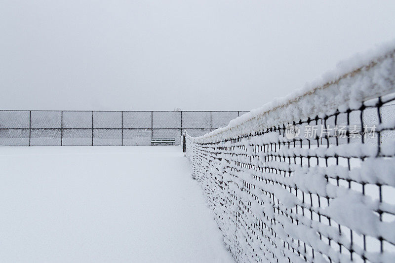 一场暴风雪后的操场-网球场和网