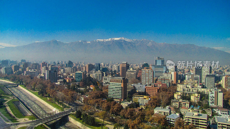 智利圣地亚哥全景。智利首都圣地亚哥是智利最大的城市