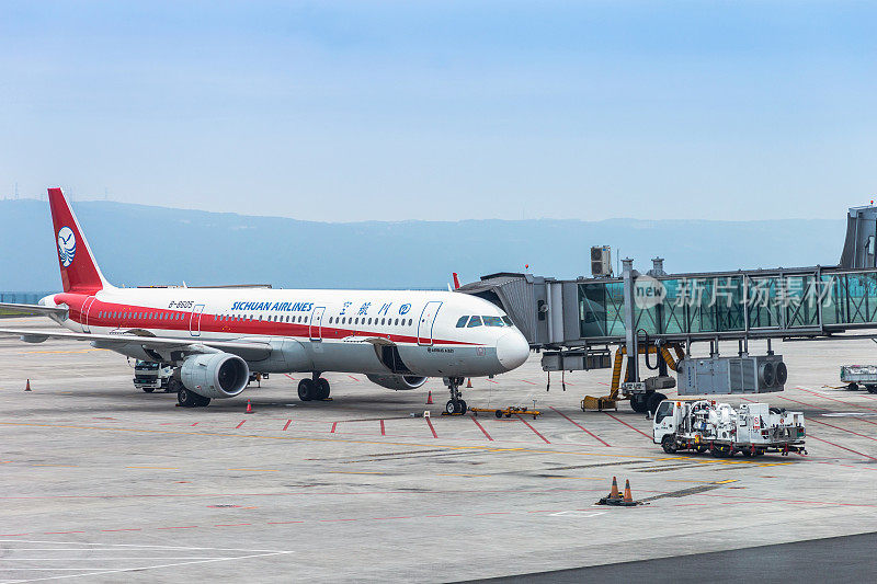 四川航空公司的飞机在重庆渝北江北国际机场。