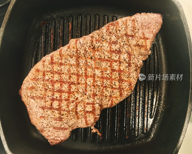 在住宅厨房里准备炸红肉西冷牛排