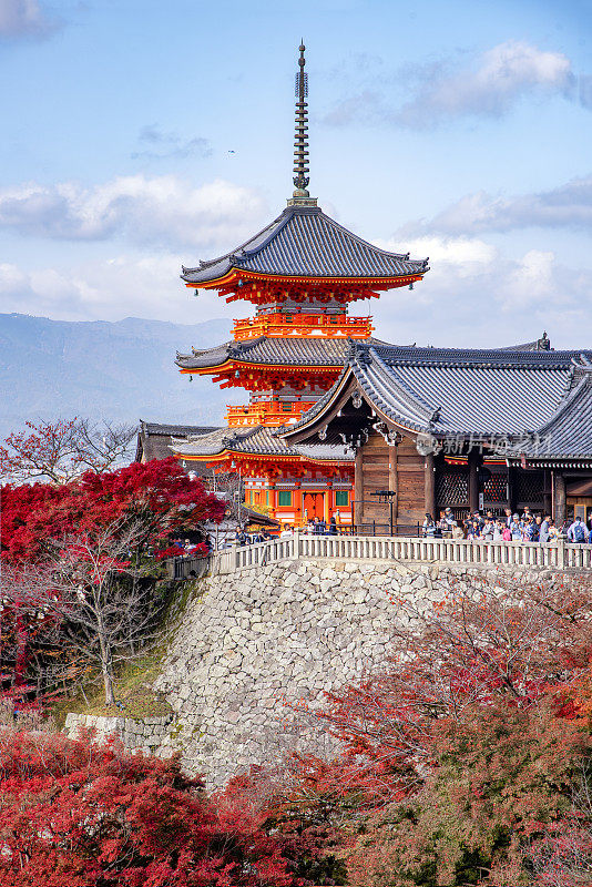 秋季日本京都清水寺的地标三层宝塔