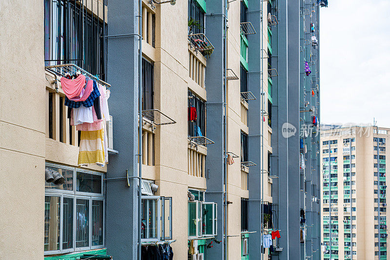 香港拥挤的大楼里有衣服