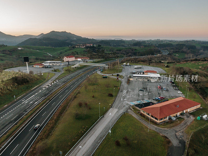 高速公路上的休息区和加油站