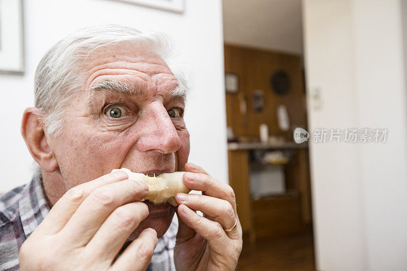老人一边吃水果一边看镜头