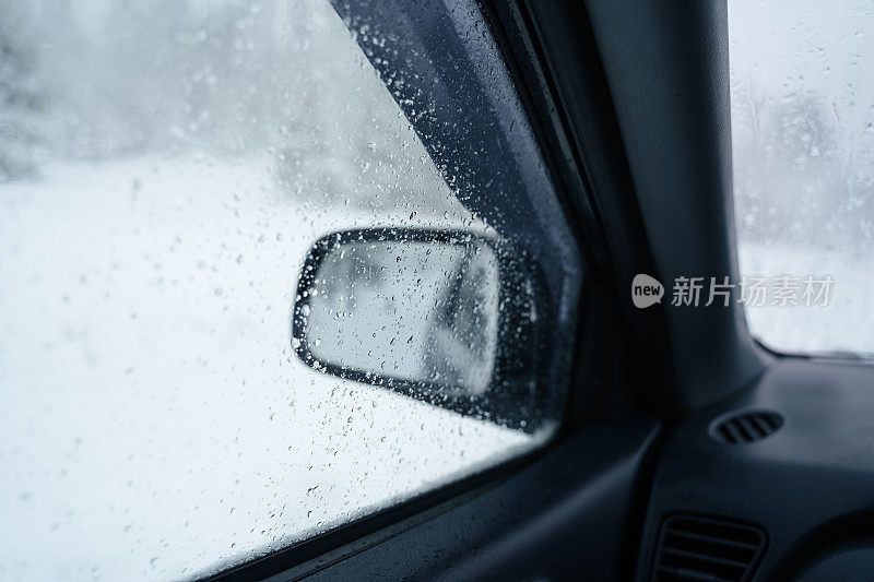 司机的POV驾驶在积雪覆盖的道路上，被困在了第一个下雪的道路上。冬季暴风雪天气耽搁了。山里有暴风雪。