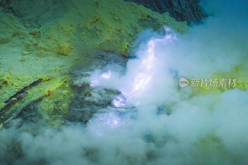 硫磺湖和冒烟的矿山山早上在卡瓦伊真火山印度尼西亚东爪哇与银河夜空的背景