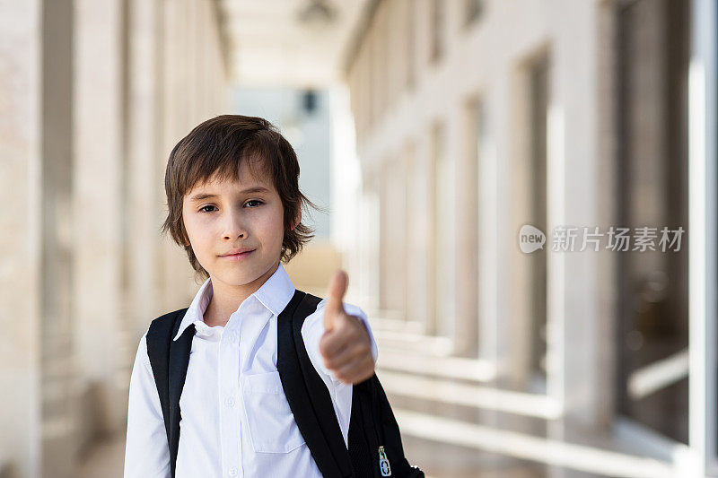 背着书包的小学生