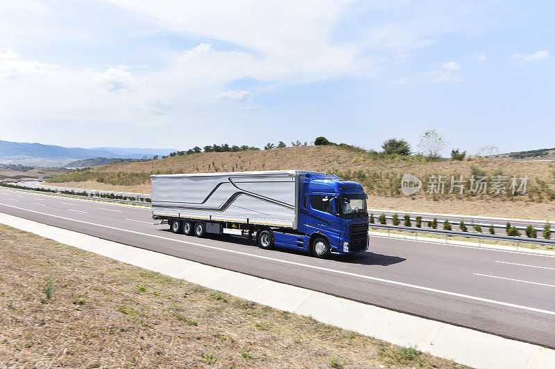 高速公路上全速行驶的卡车