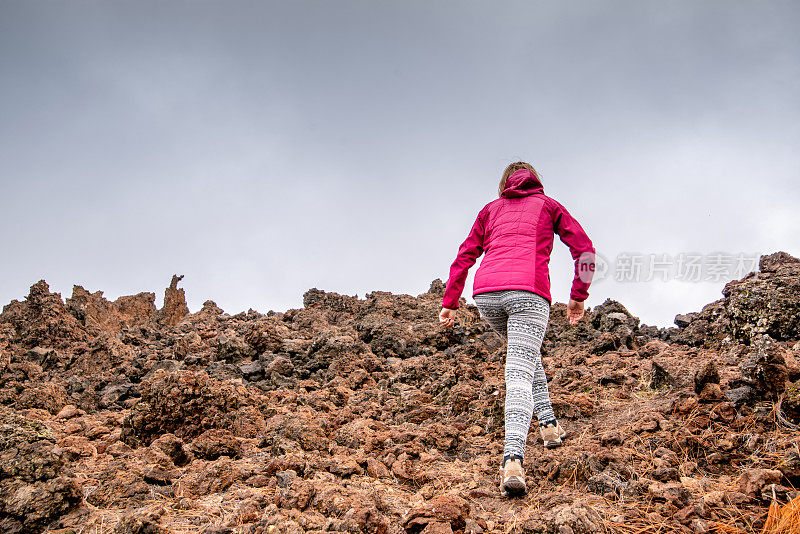 成年妇女徒步旅行在保护区的岩石地形自然埃尔奇梅洛，特内里费，加那利群岛，西班牙-库存照片