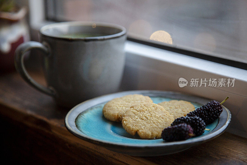 自制全麦饼干和咖啡，放在窗台上