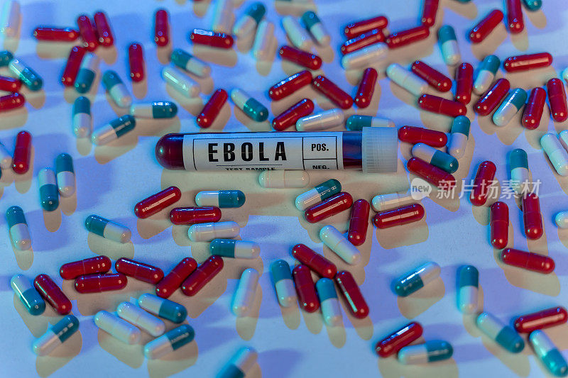 埃博拉病毒血液检测的样管之间药丸，特写白色标签