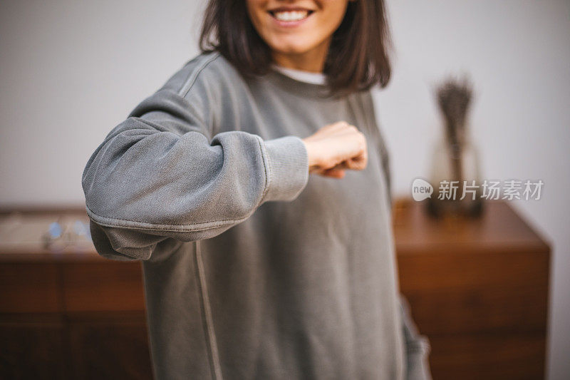 女人展示了不同的握手方式