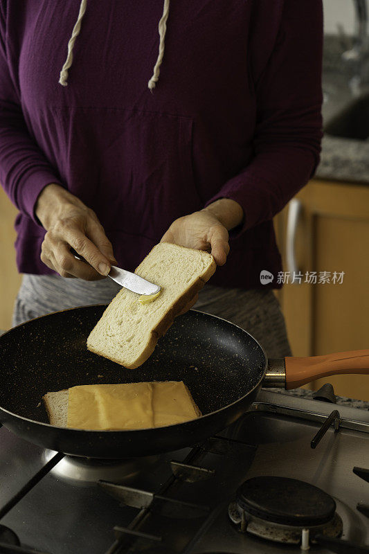 男子准备奶酪三明治