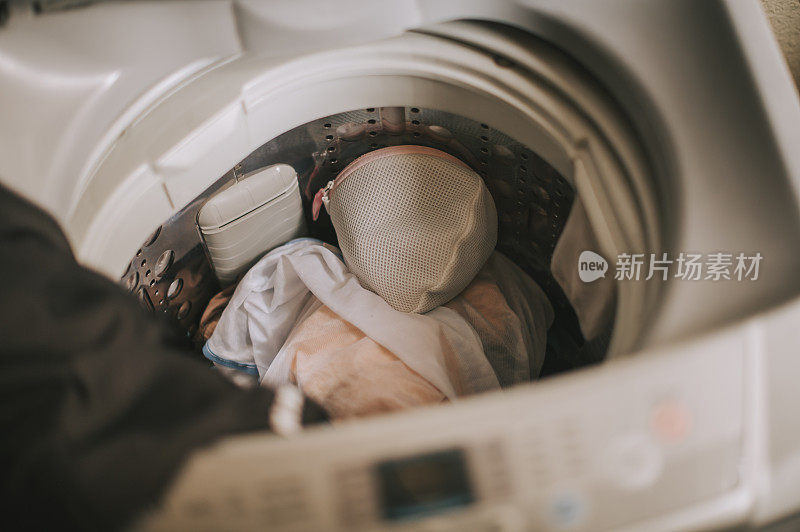 洗衣机滚筒俯视图上装洗衣机洗衣服
