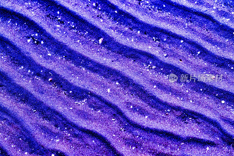 自然抽象纹理背景。深色砂石背景。紫色。