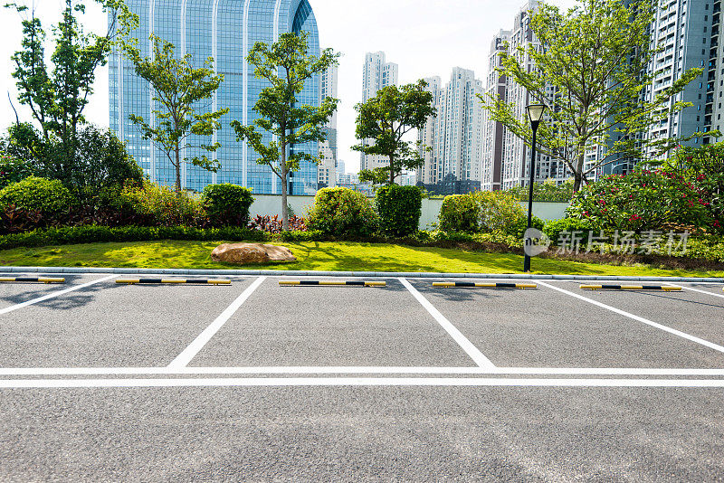 城市街道上的一个空停车场