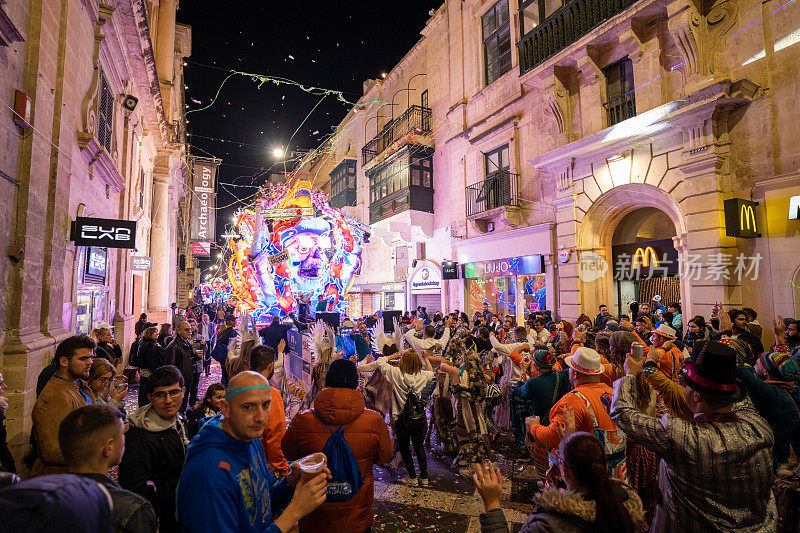 马耳他瓦莱塔——2020年2月24日，人们在街头庆祝狂欢节