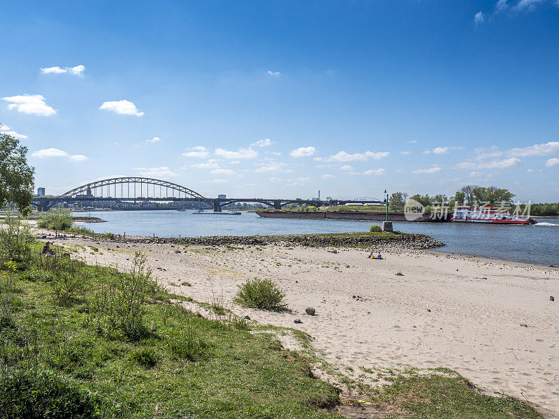 奈梅亨;桥和海滩
