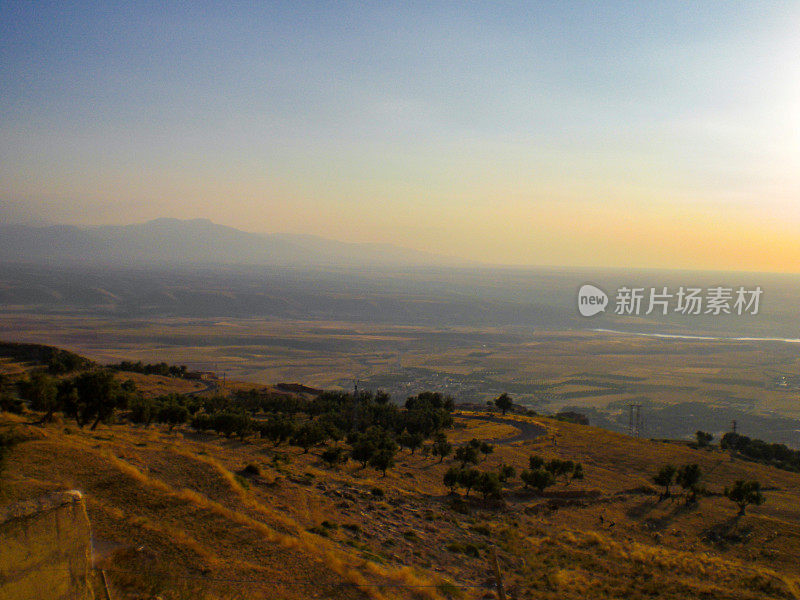 阿特拉斯山脉马拉喀什附近的乌里卡山谷的日落。