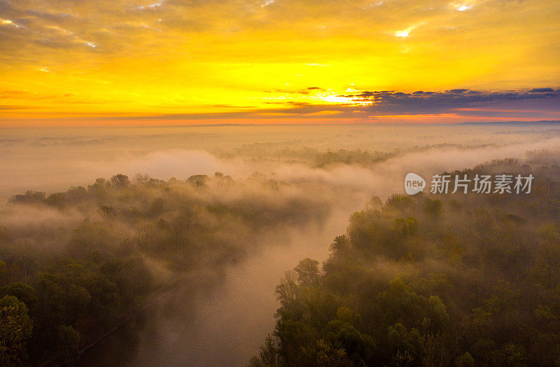 鸟瞰图的穆拉河和森林在日出，普雷克穆里耶地区，斯洛文尼亚