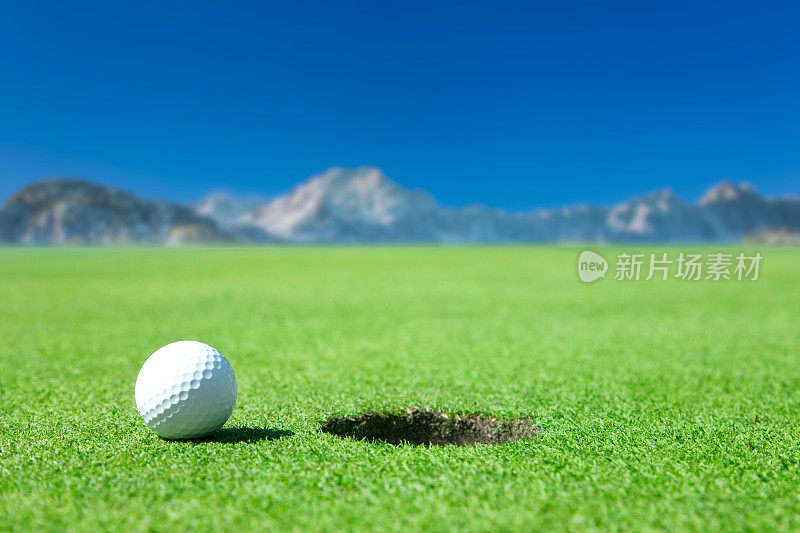高尔夫球在洞的边缘