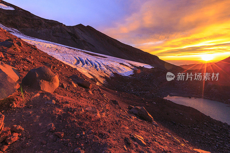 日出时的山脉美景