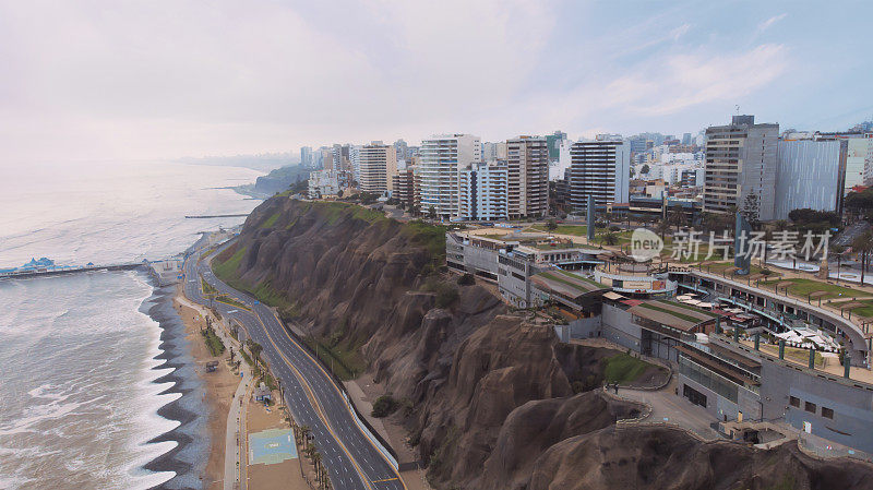 空中全景的米拉弗洛雷斯区海岸线在利马，秘鲁。