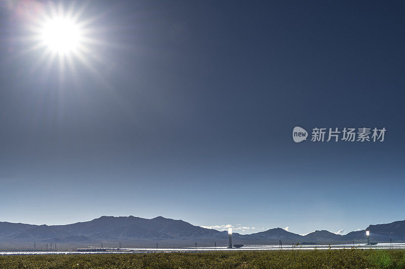 美国南加州沙漠景观上的太阳能热能发电厂