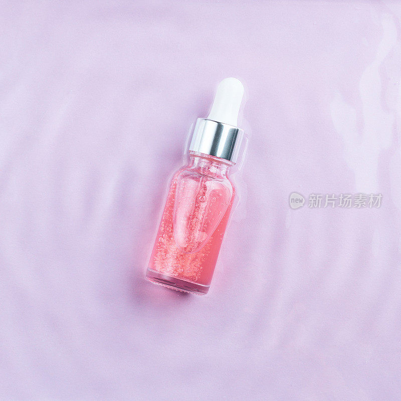 粉红透明质酸精华面部与水玫瑰油，俯视图。粉红水波玫瑰油精华，可再生、补水、焕颜、解毒