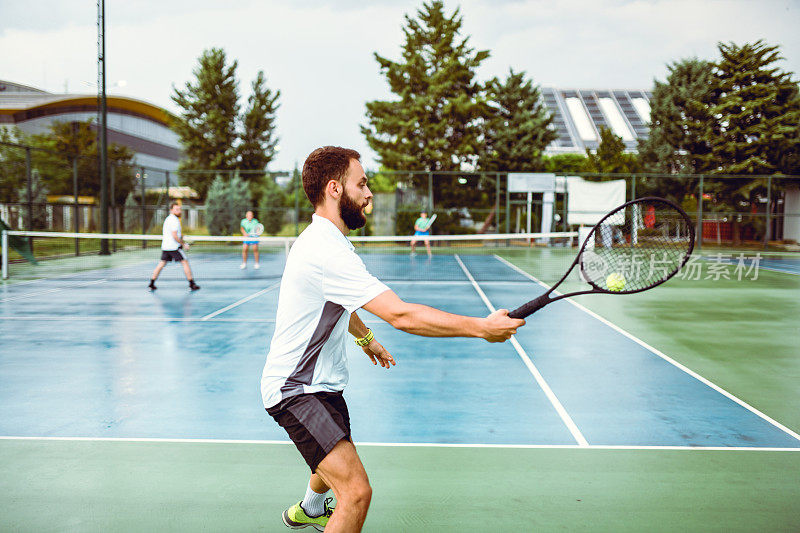 网球比赛中男性击球