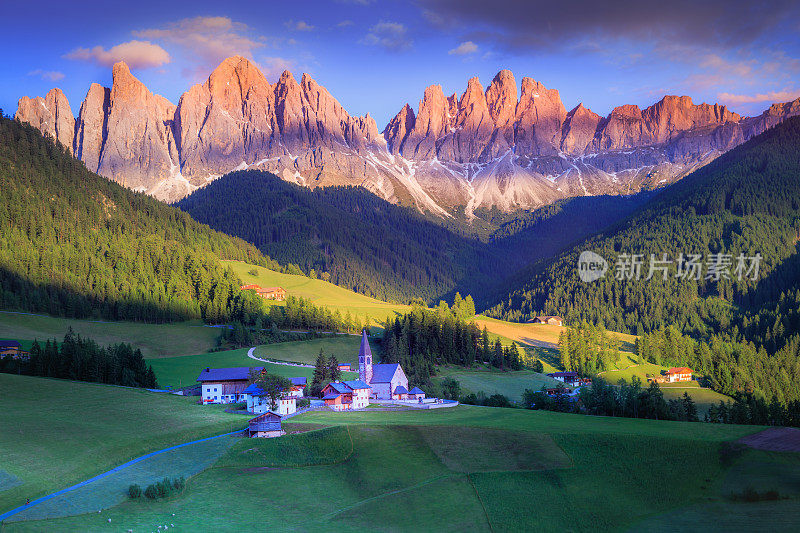 意大利阿尔卑斯山Dolomites，田园诗般的圣玛格达莱纳风景和日落教堂