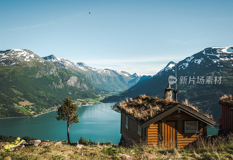 挪威峡湾前的小木屋。