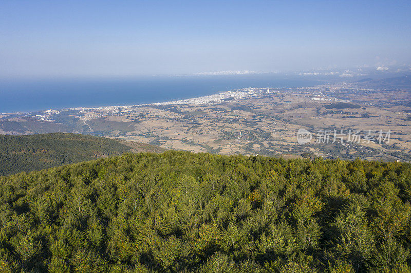 城市景观和海景超过山。鸟瞰图。