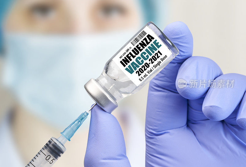 护士手持2020-2021注射用流感疫苗瓶