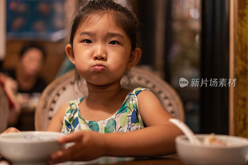 《中国餐馆里的可爱小女孩