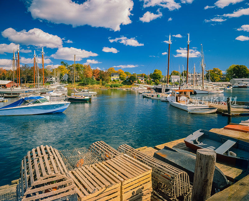 新英格兰海岸，缅因州卡姆登有休闲游艇