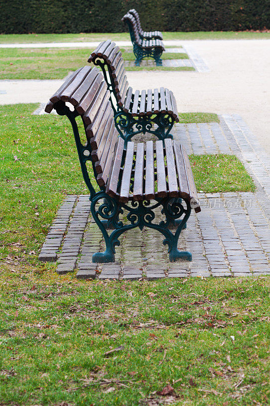 布鲁塞尔五quantenaire公园的一排公园长椅