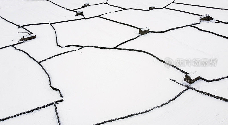 在北约克郡科弗代尔的雪地里，干燥的石墙图案