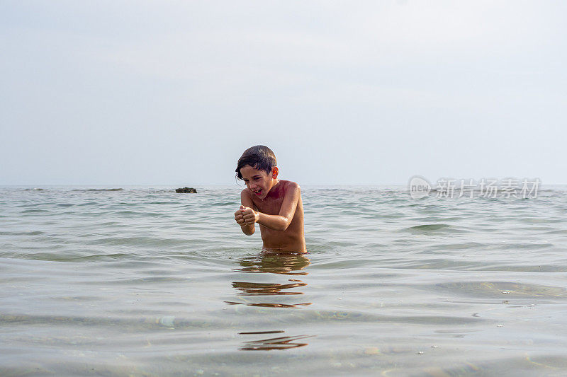 男孩夏天的乐趣在海上