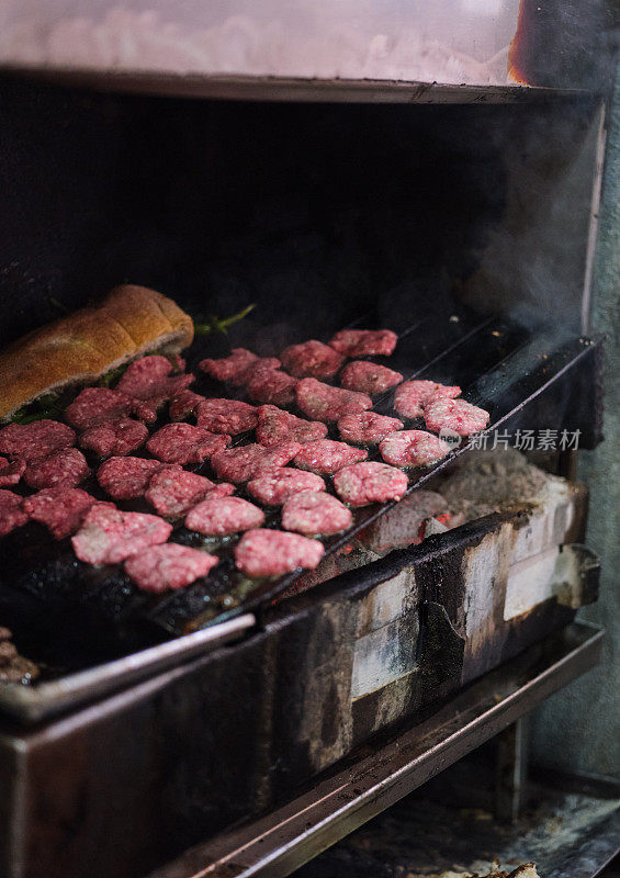 烤肉架上的肉