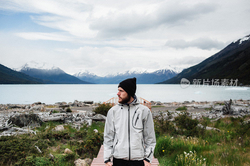 在巴塔哥尼亚的安第斯山脉和阿根廷湖的风景背景上的人