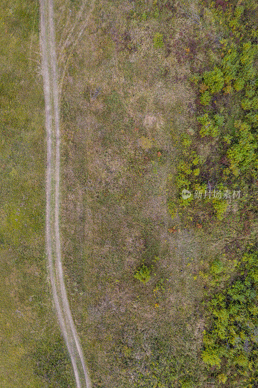 无人机拍摄的秋季土路
