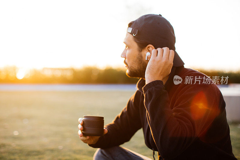 一个独自的旅行者在大自然中享受咖啡