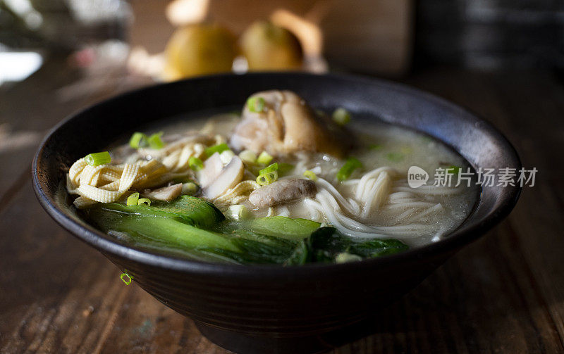中国自制汤面，配蘑菇、蔬菜和猪蹄