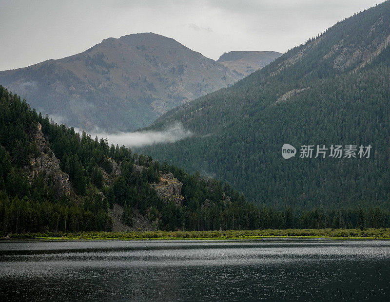 山中有湖，雨中有湖