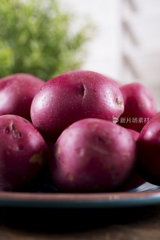 新鲜的红色新土豆背景使用。