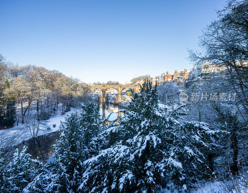 英国约克郡北部的Nidd河和铁路高架桥上的冬季雪景