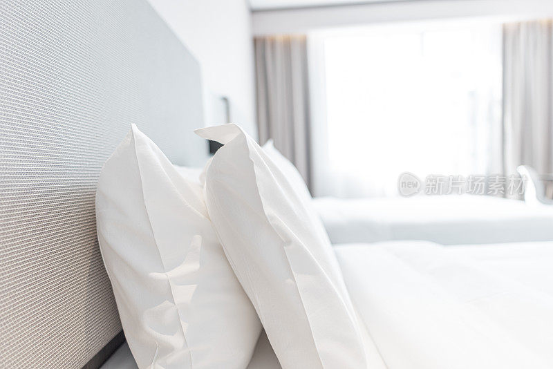 温暖干净的卧室，白色的床单和枕头